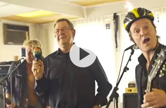 Se Poul Nyrup rocke med D-A-D