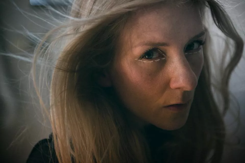 Dystopisk elektronisk pop som andas lätt