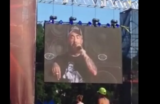 — Jenter, føl dere frie til å crowdsurfe i trygghet