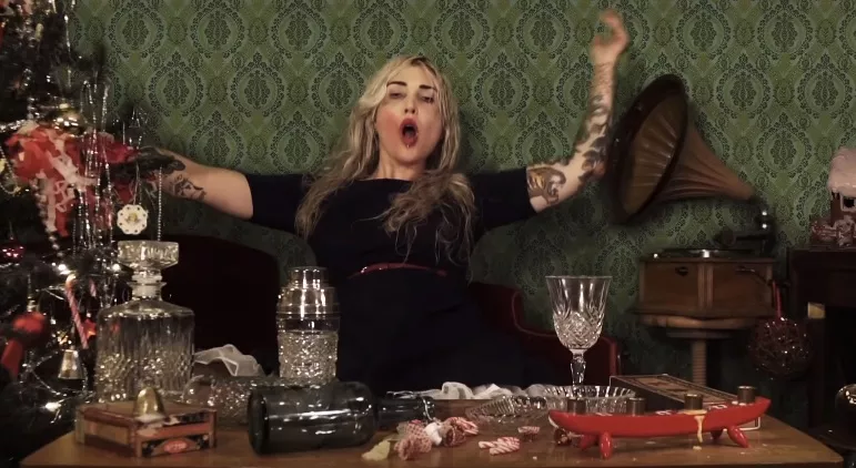 VIDEOPREMIÄR: Elin Ruth - The More the Christmas, the Less the Love