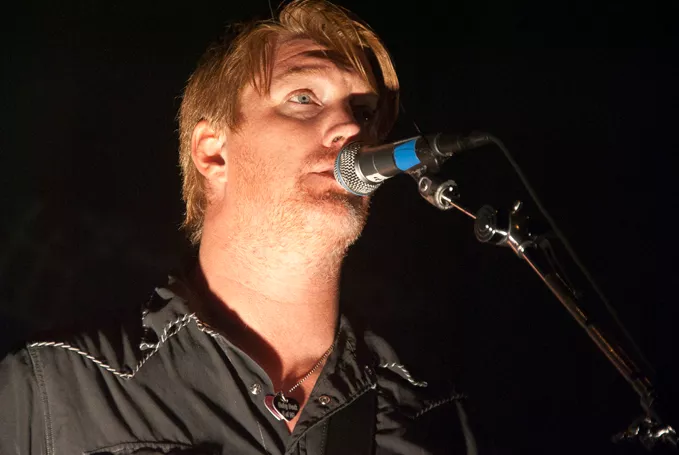 Hør tre nye numre med QOTSA