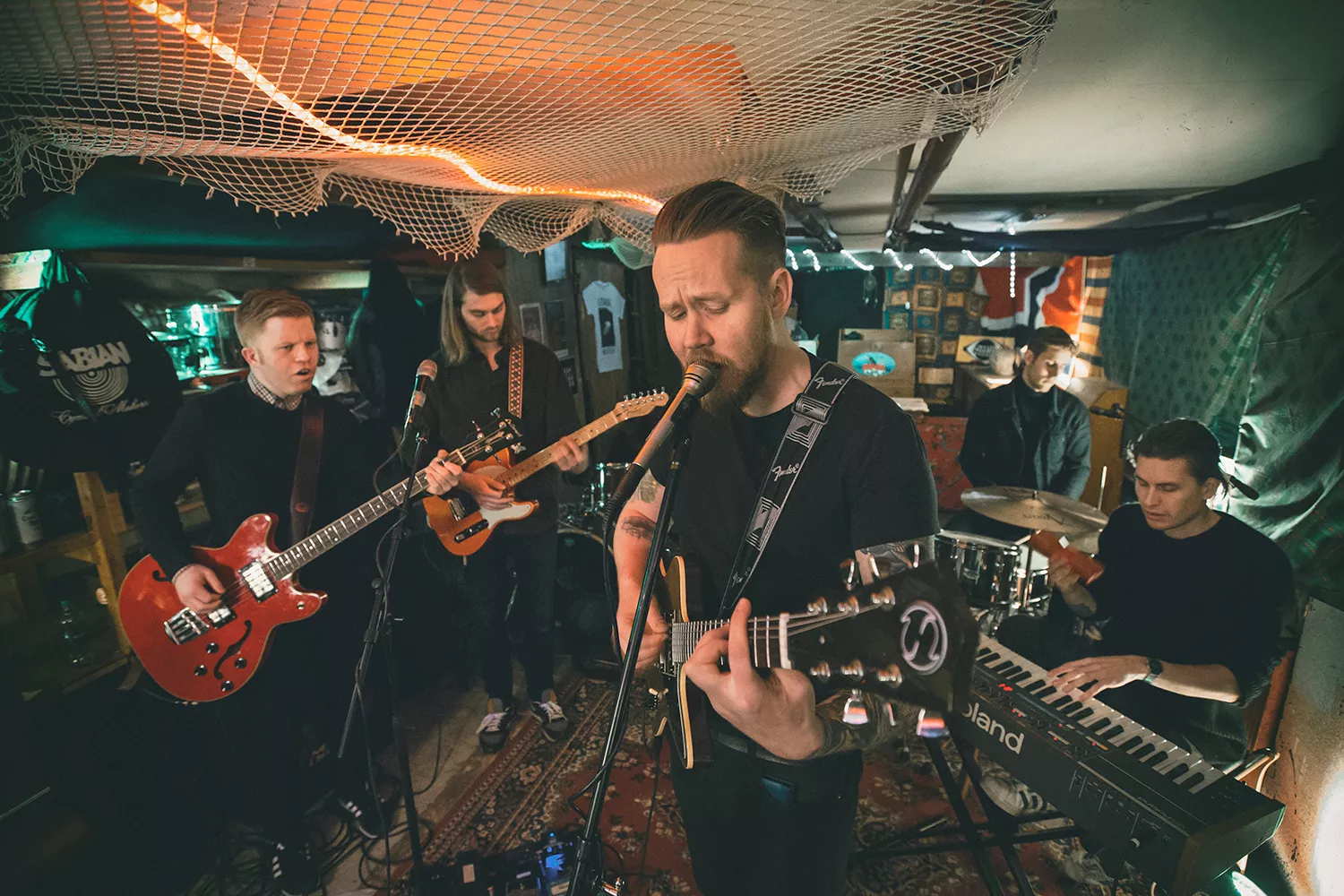 Bitende politisk og dagsaktuelt, fremført med snerrende skarre-r 