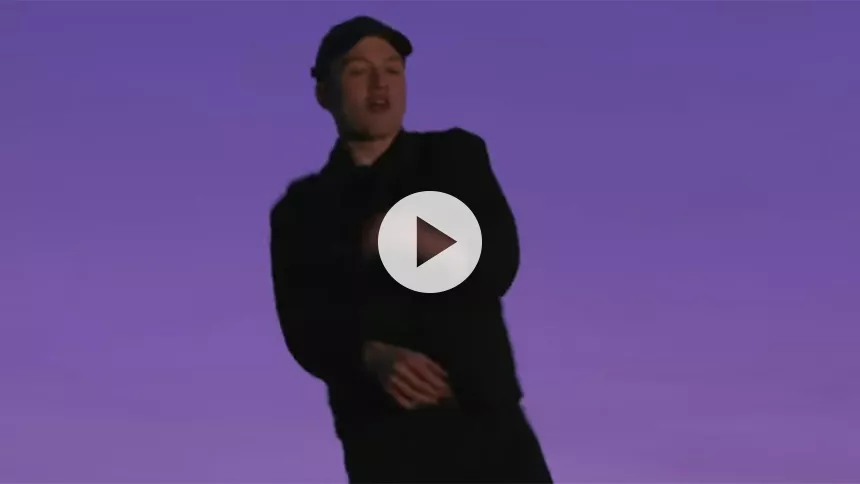 Han bliver stor i 2017: Se Aksglæde danse uhæmmet i videoen til "Næste sommer"