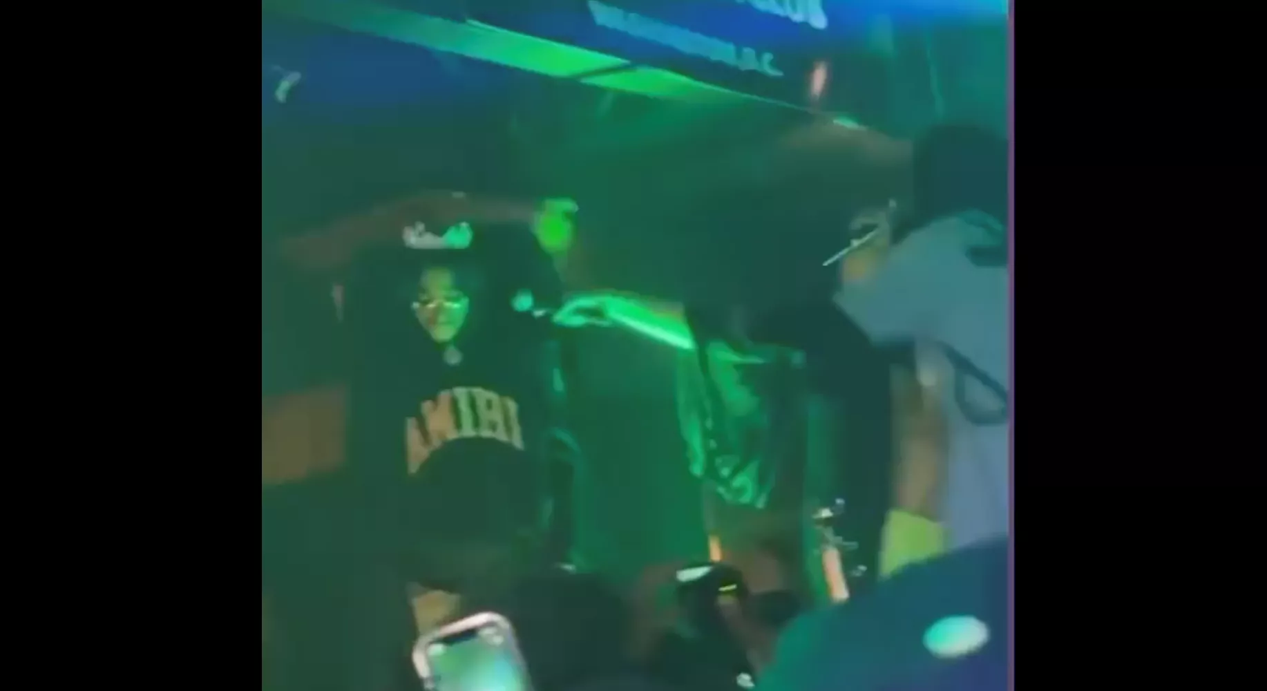 Død kunstner sat på scenen til “et sidste show”