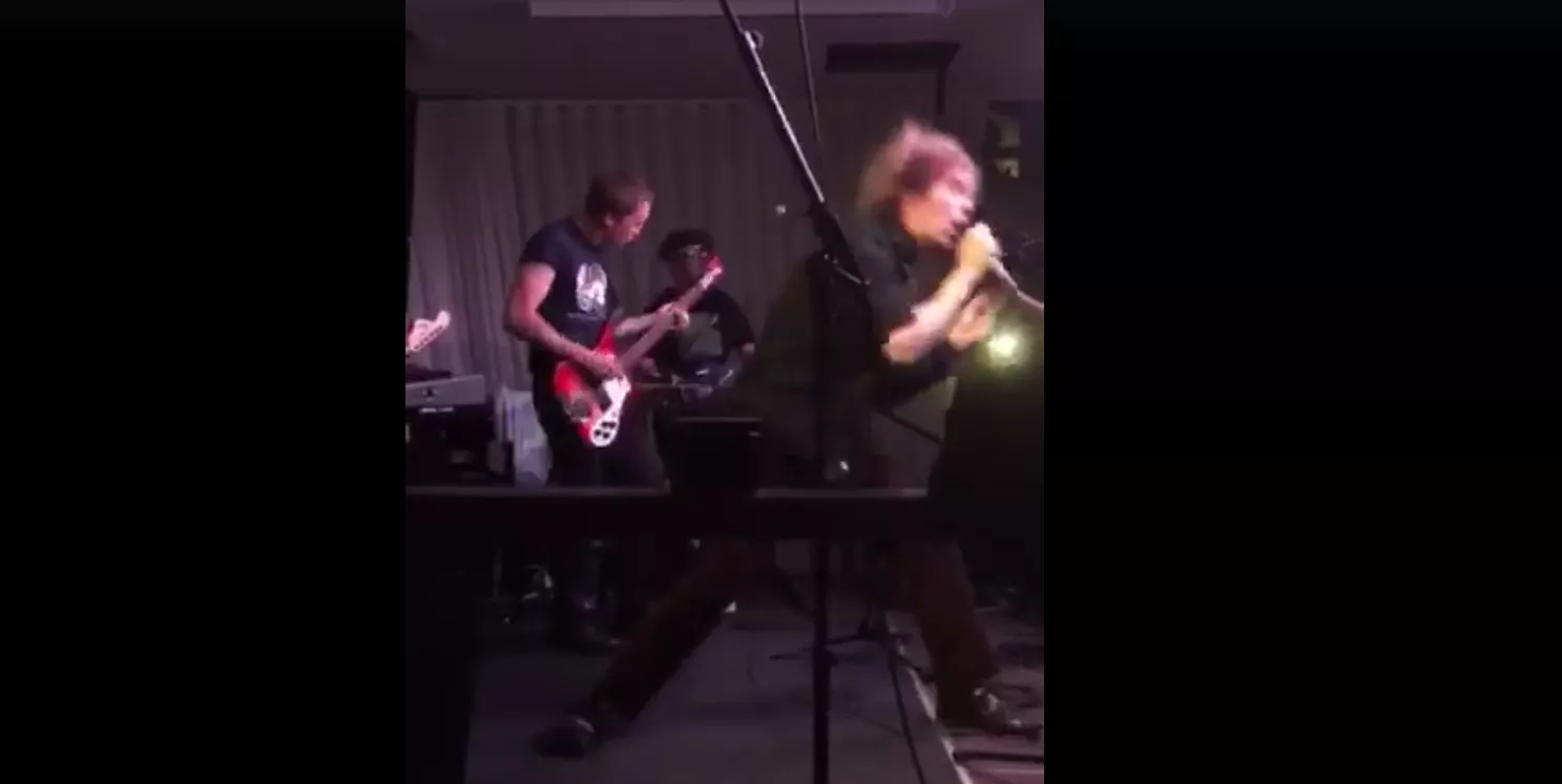 Se Silverbullit-Simon med flera ge en krossande Cortex-cover