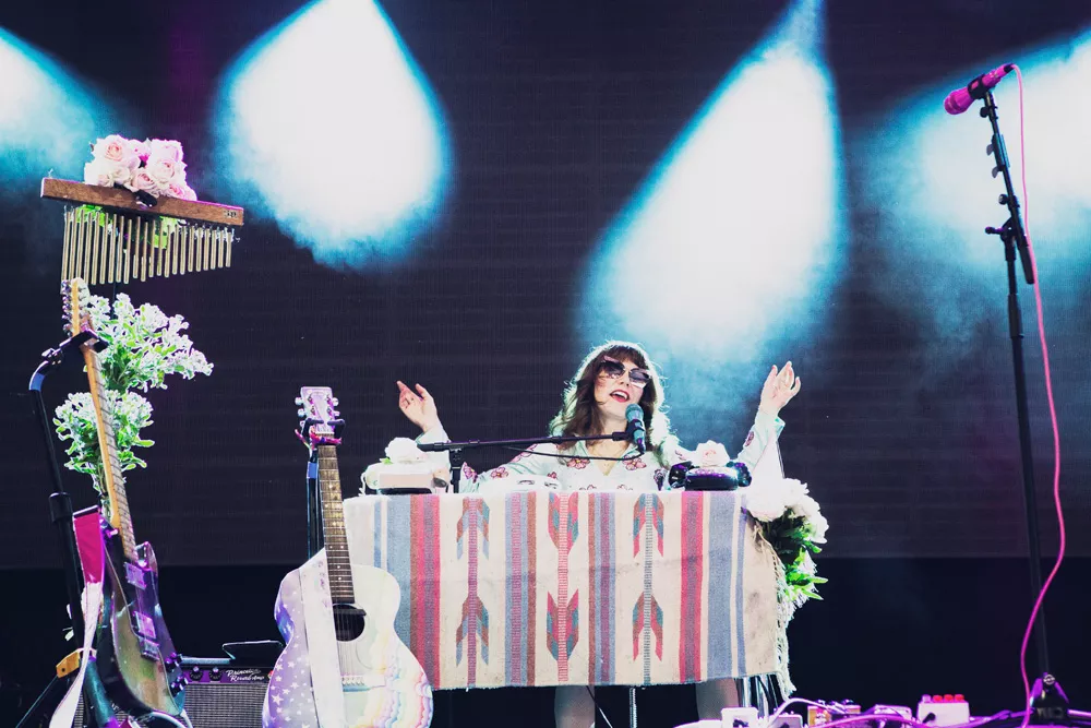 Lewis nöjer sig med fotstamp