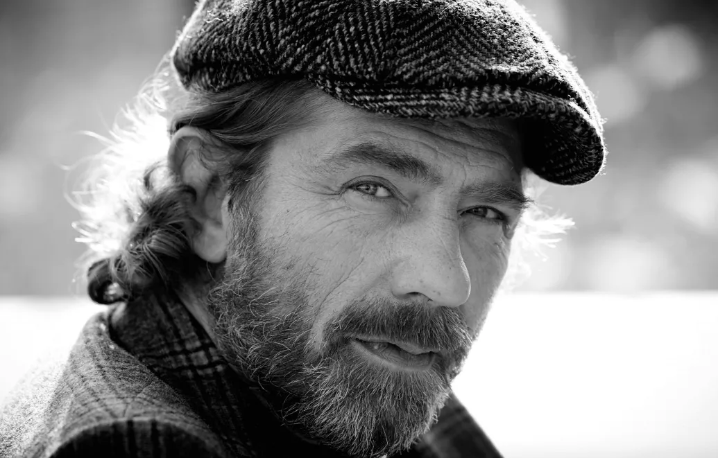 Mester med en hånd på ryggen