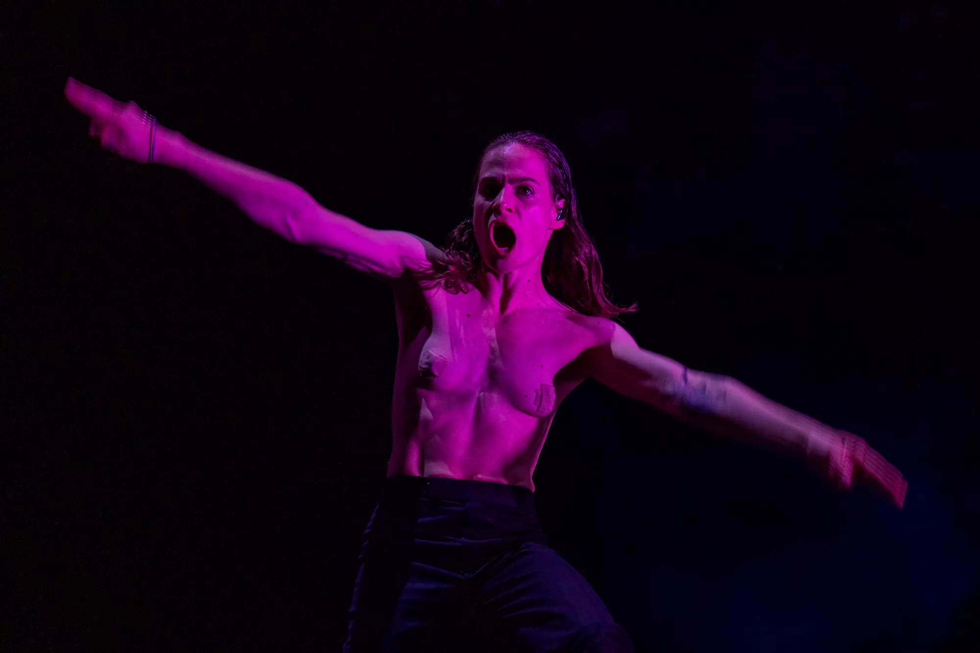 Publikum udvandrer fra Orange Scene: Christine and the Queens fejltolker tid og sted