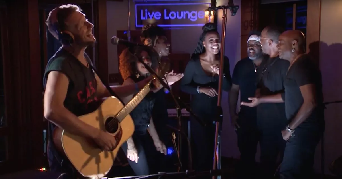 Se Chris Martin give Paul Simon-klassiker nyt liv