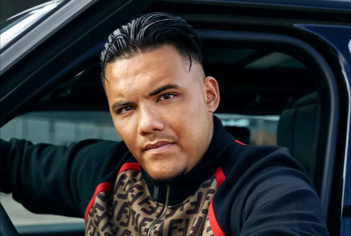 Mellemfinga er fingernem med strittende fingre og fingrene i klemme