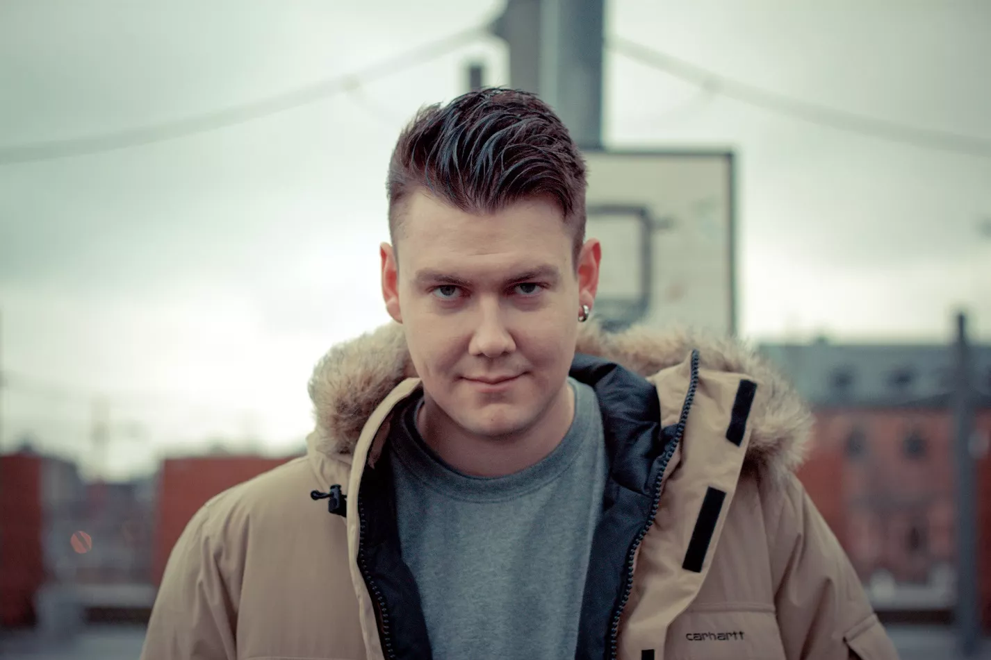 Hør Zjakalens debutsingle med prominente gæstestjerner