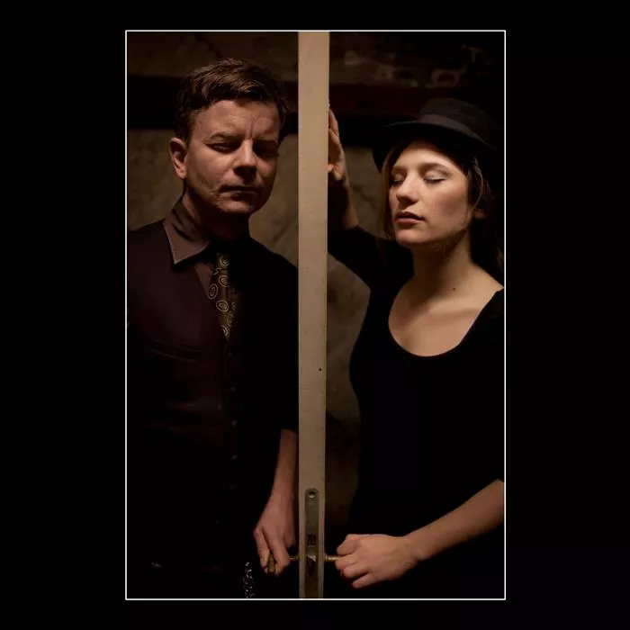 Kvindekamp i ny sang og video