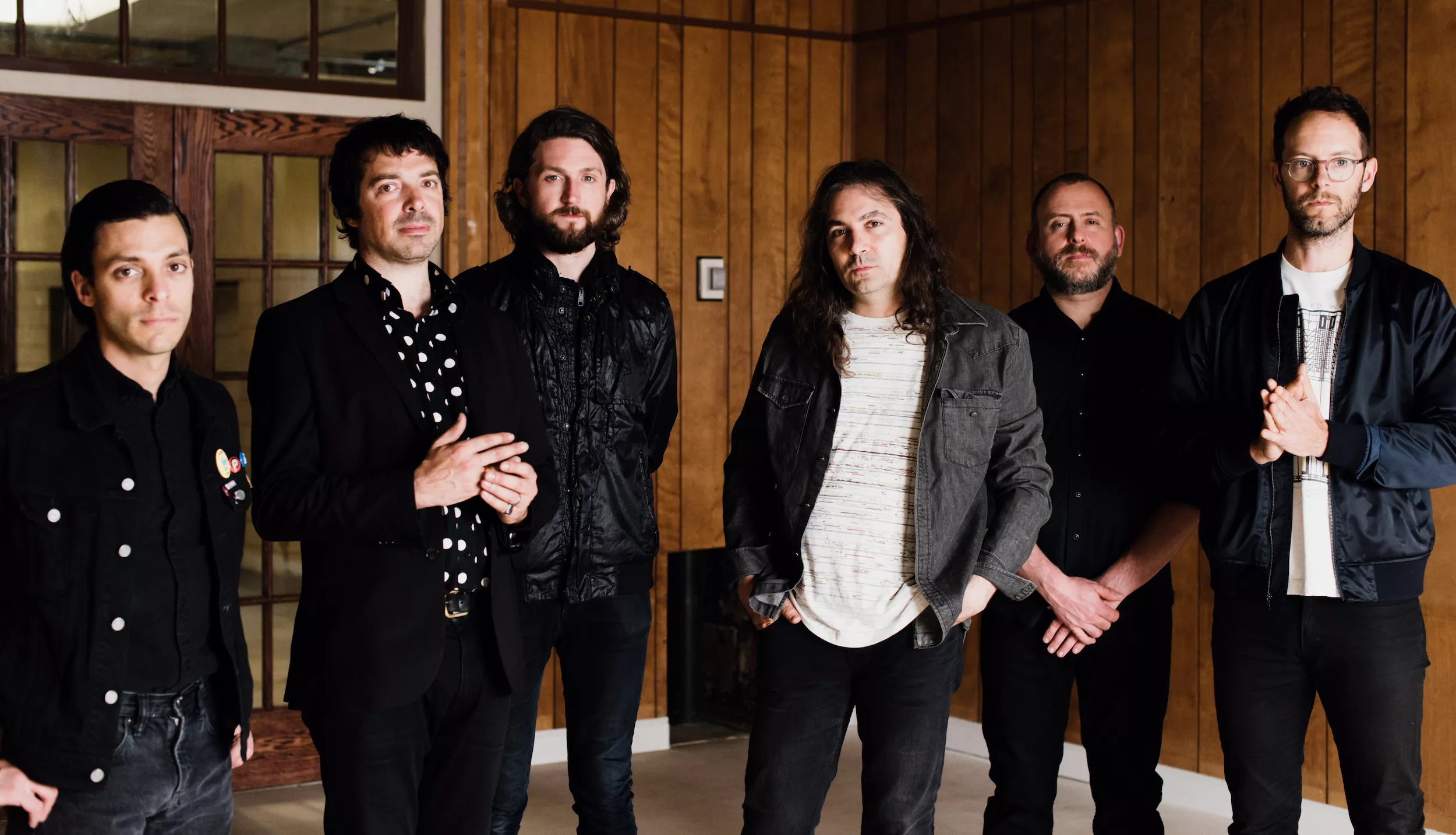 Granduciels Americana-karavane fletter ind og accelererer gennem livets knubs