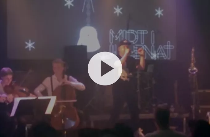 Se Per Vers appellere til medmenneskelighed i intens, politisk julerap