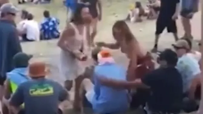 Här nitar hon bröst-tafsaren