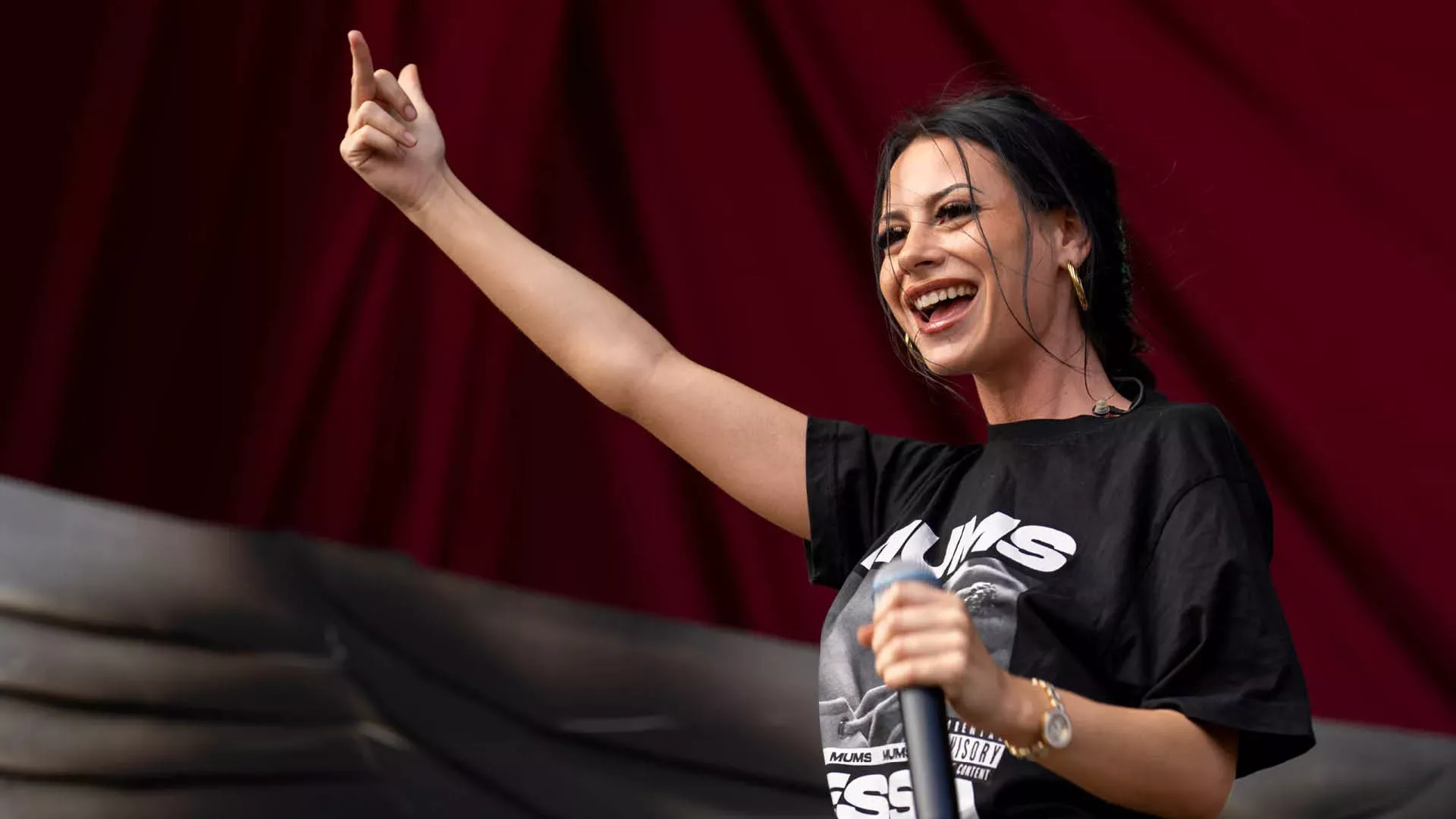 Rapparen Tessa är en av artisterna som avbrutit sina spelningar med det anklagade bandet.