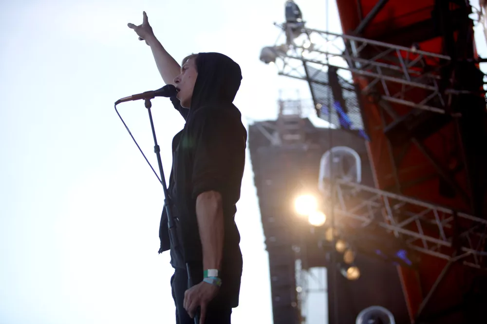 When Saints Go Machine underskriver international pladekontrakt