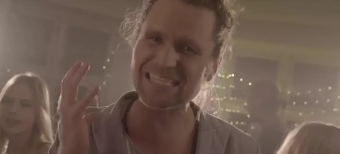 Videopremiere: X Factor-vinder Thomas Ring dulmer knust hjerte til nytårsfest