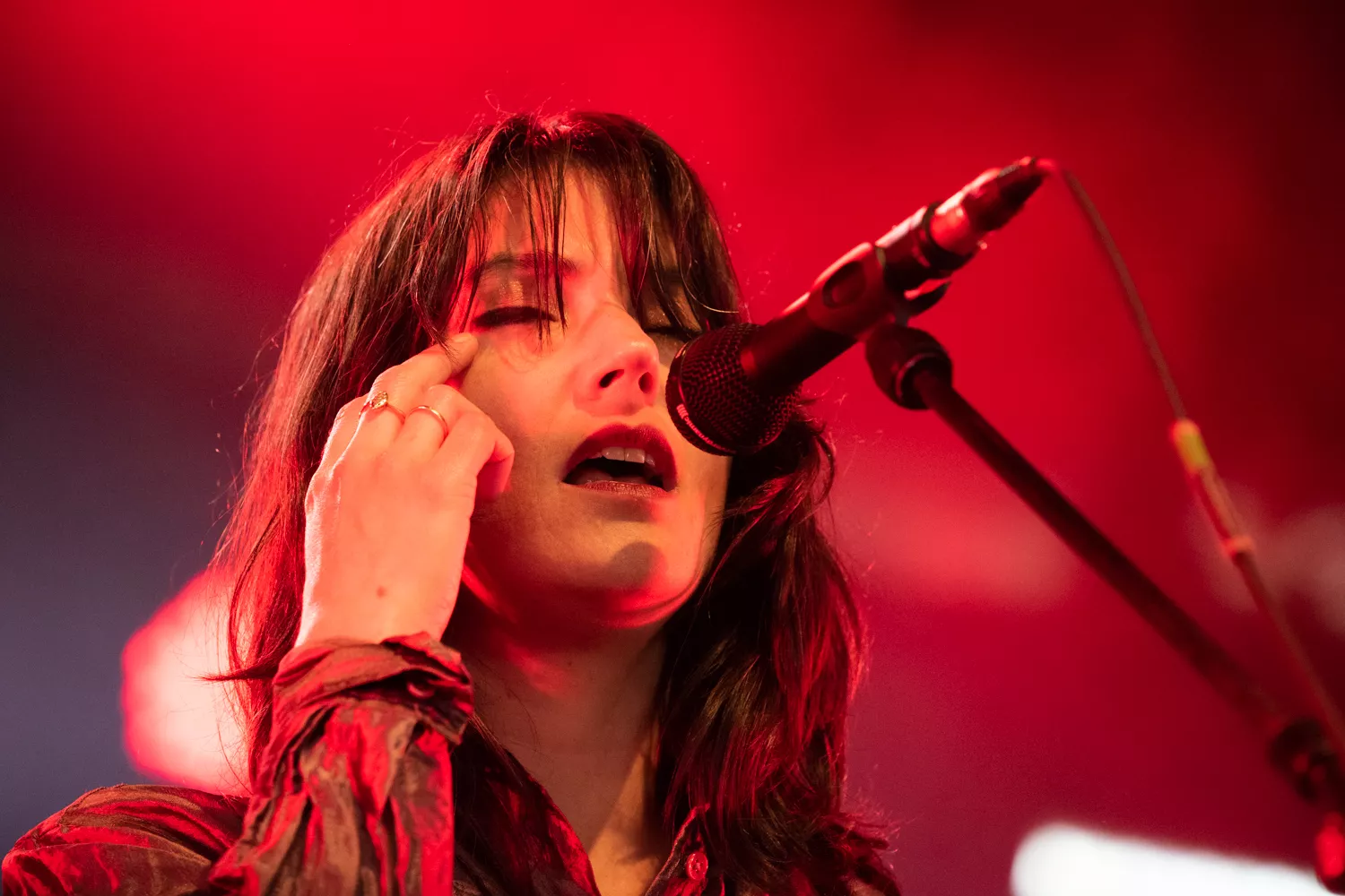 Folk-girl med fuld smæk på slog til med et elektronisk drive