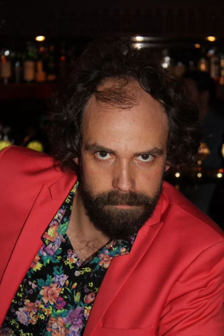 Underhållande buskiscountry i sin rätta miljö