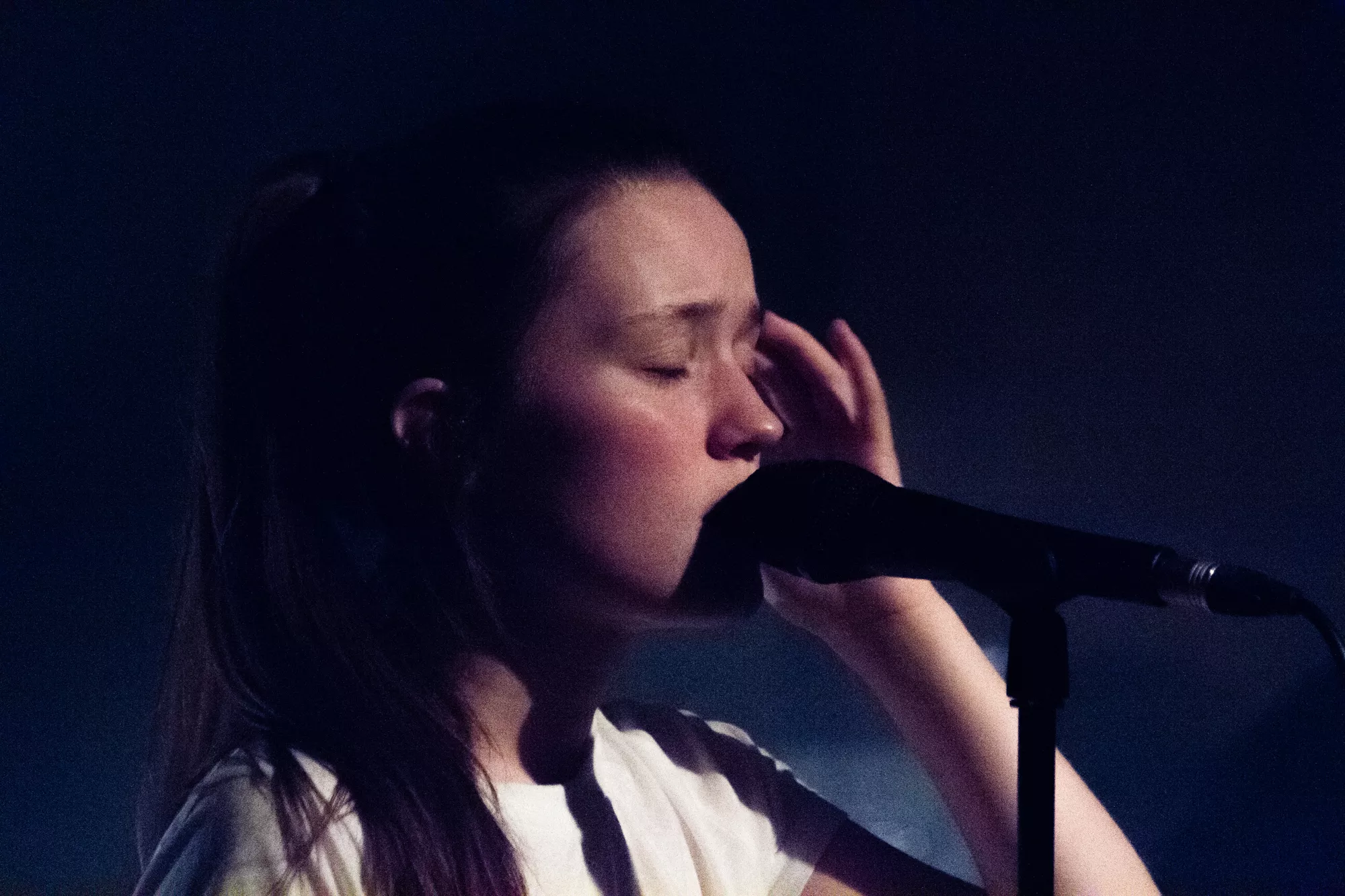 Uimponeret, ung sangerinde imponerede