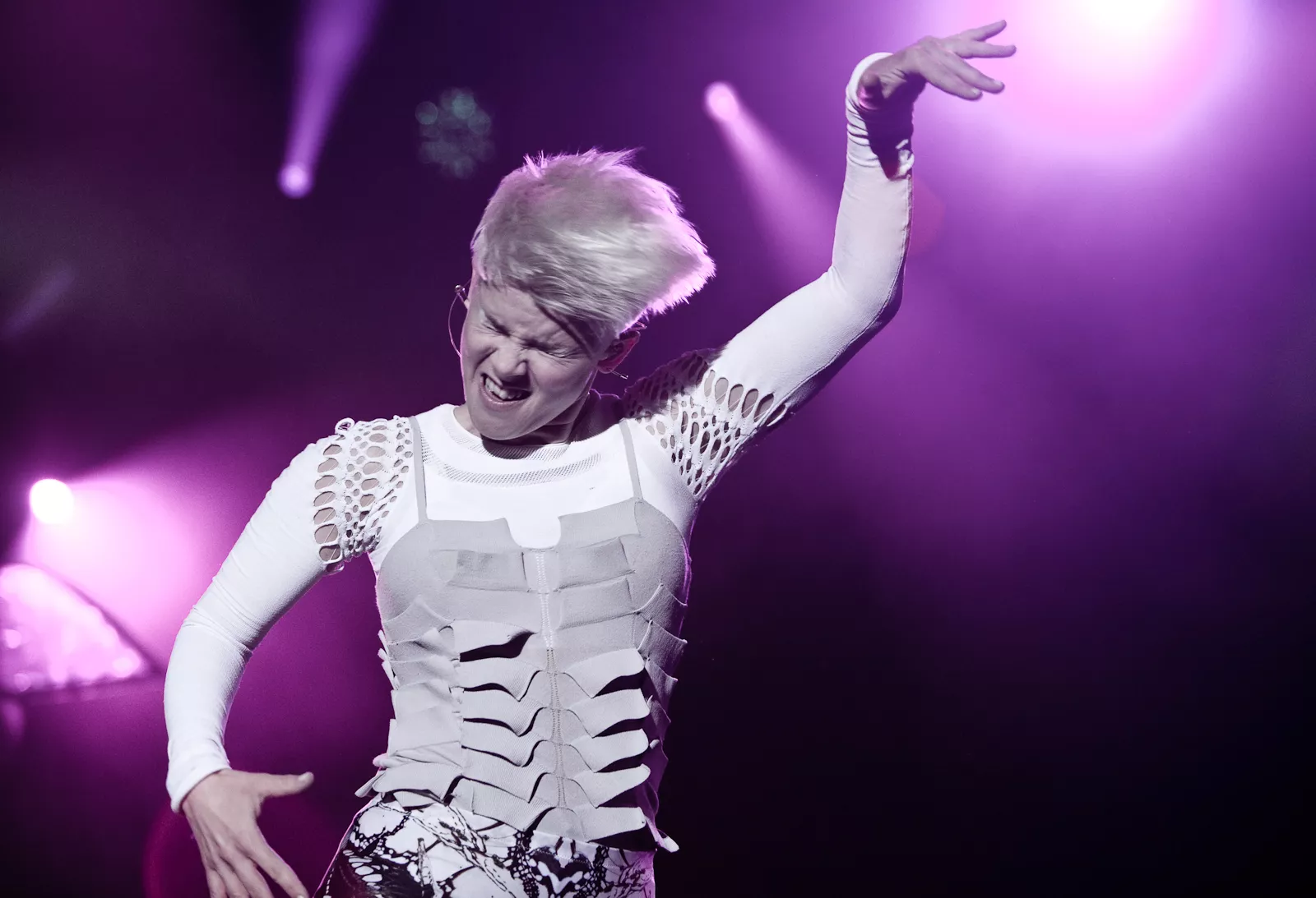 Robyn värmer upp Coldplays publik
