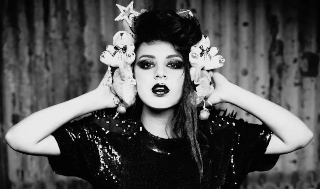 Den nye videoen til Charli XCX er spekket med mannlige kjendiser