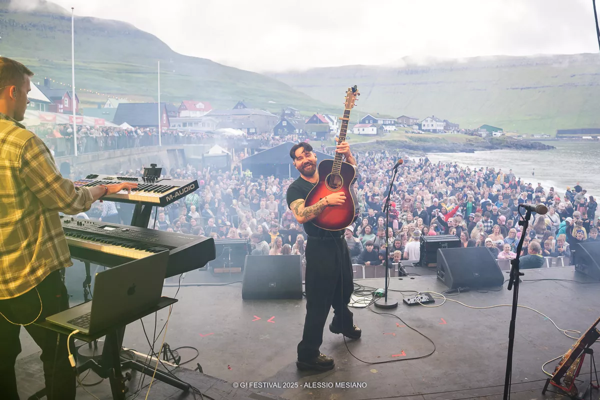 Fotos: Danny & the Veetos (fotos: Alessio Mesiano og Laura Marchini), to fotos af Lewis Fitzgerald (foto: Anine Desire), Ragnar Finsson (foto: Joachim Vilstrup), Eivør (fotos: Alessio Mesiano, Laura Marchini, Agnes Carlzohn, Danny & the Veetos (to fotos af Marie Møller Foged), Eivør (foto: Marie Møller Foged)