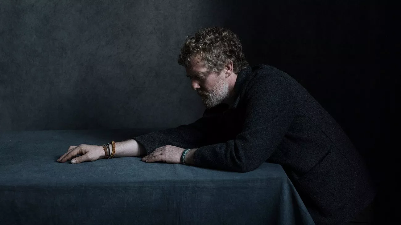 ANMELDELSE: Detaljeret og følelsesmæssigt distanceret