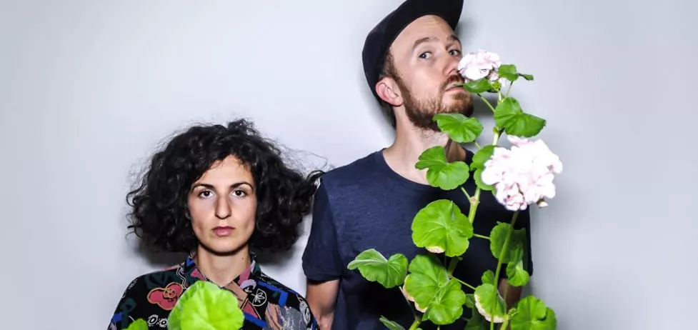 Elektropopduo deler ud af dybfølte livstanker gennem finurlig poesi