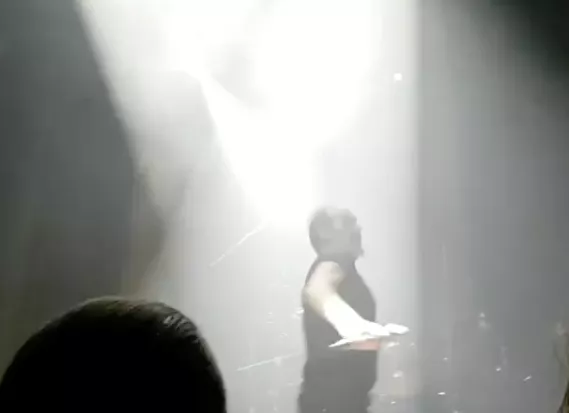 Se när gothikonen kastar glas från scen och brottas ner av vakter