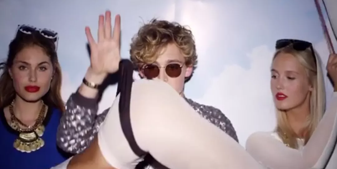 Se Christopher med letpåklædte kvinder