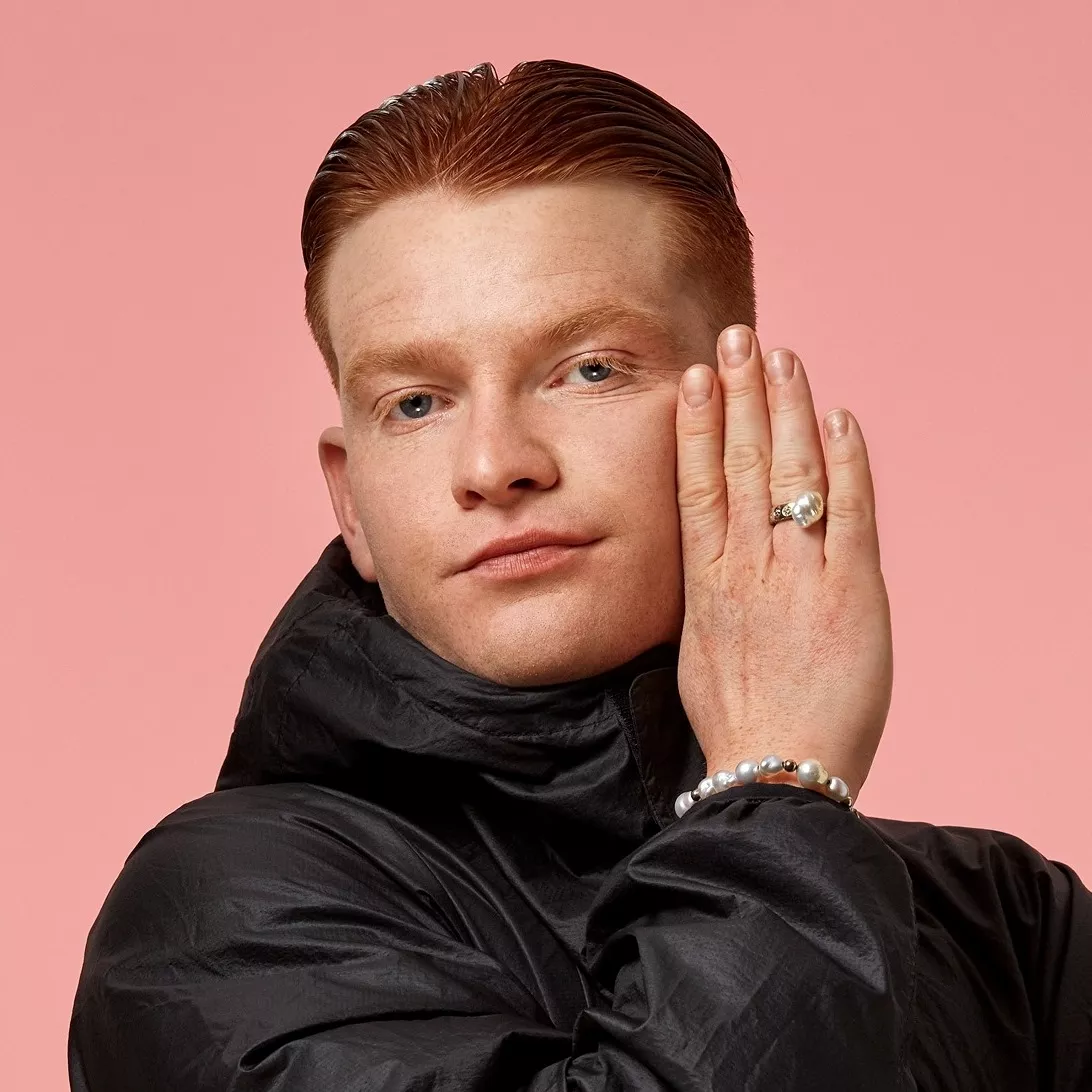 Et skarpt højresving væk fra popmotorvejens midterspor