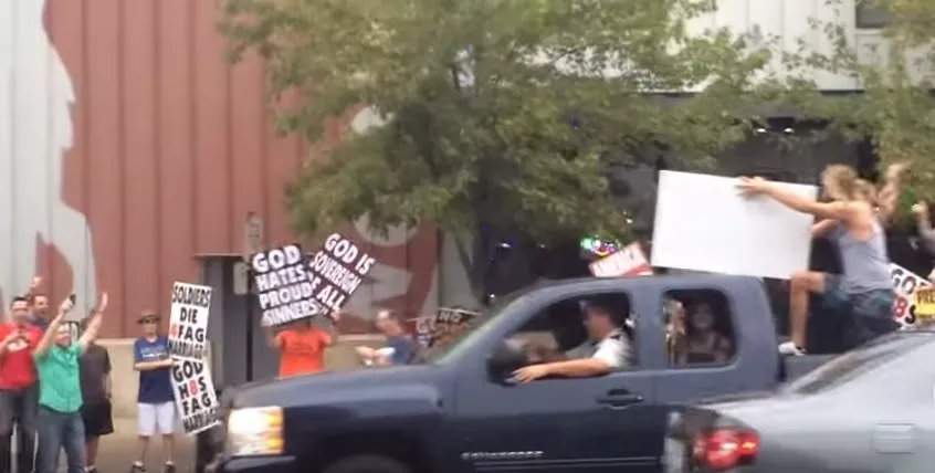 Se Foo Fighters hetsa demonstranter med Rick Astley