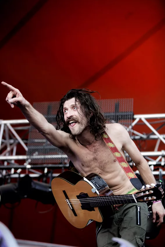 Gogol Bordello gör akustisk spelning i Stockholm