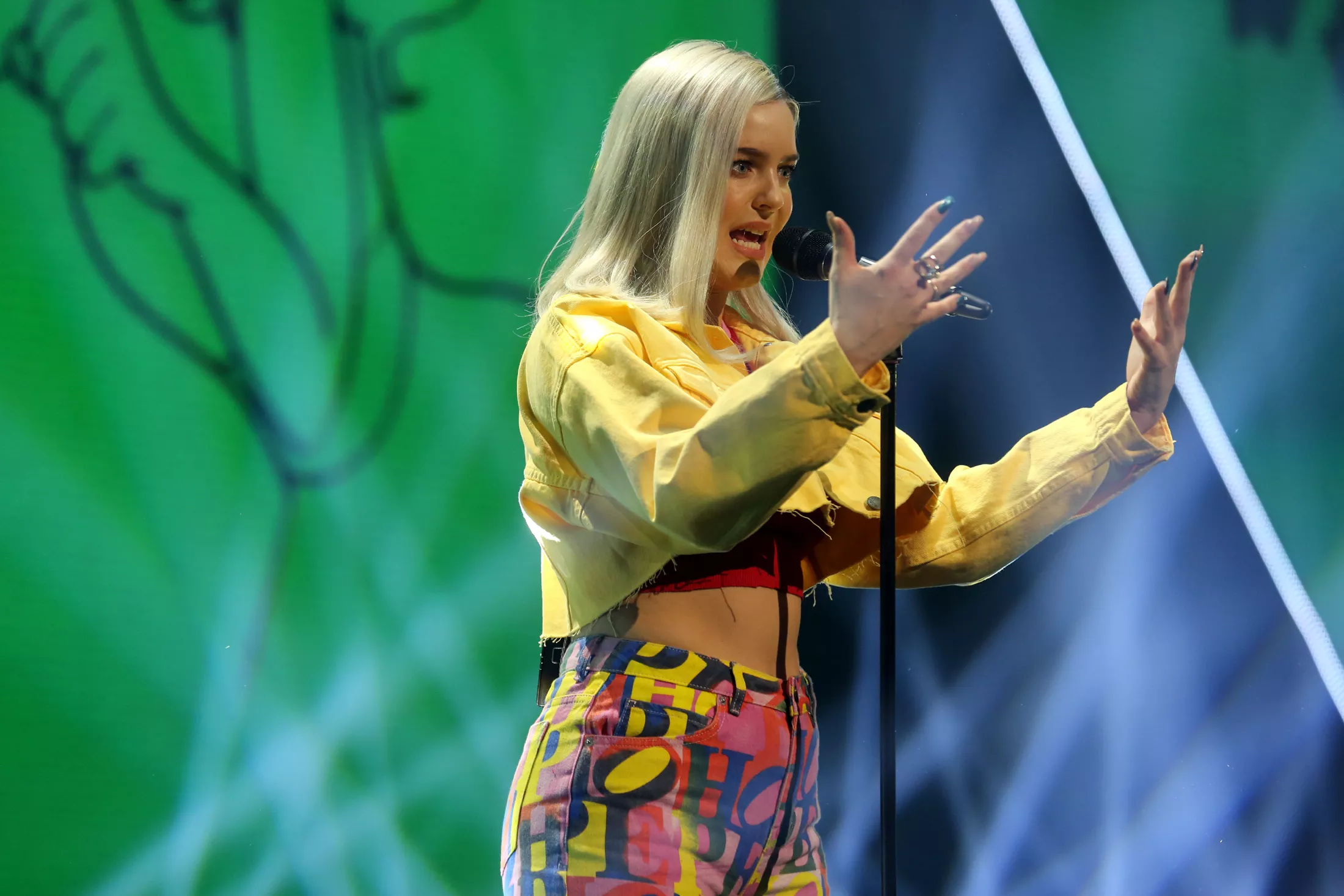 Popstjernen Anne-Marie kommer til Danmark