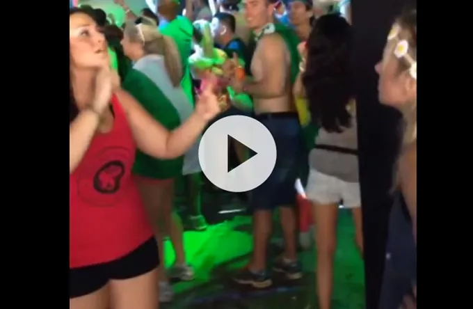 Se, når den døve tilskuer får tolket sangteksten på tegnsprog