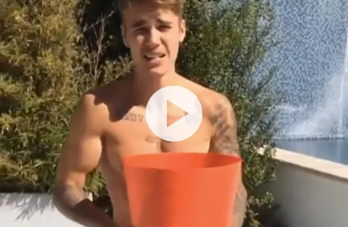 Se Justin Bieber få en spand koldt vand i hovedet