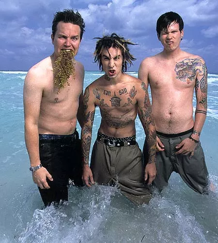Blink-182 genopstår
