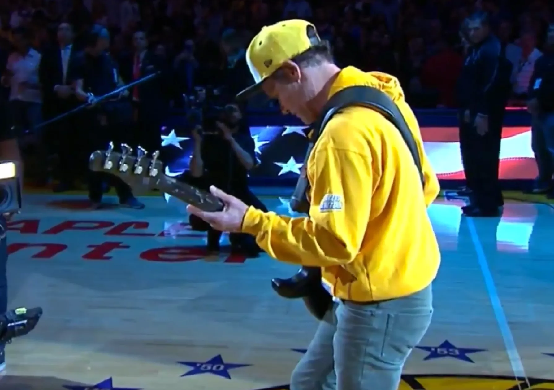 Se Flea fremføre den amerikanske nasjonalsangen