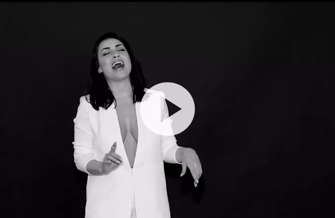 Szhirley hylder kontrasterne i ny musikvideo