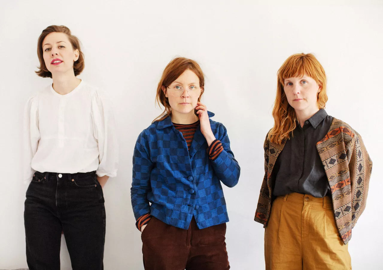 Tillbaka efter sex år – backas upp av svenska indieeliten