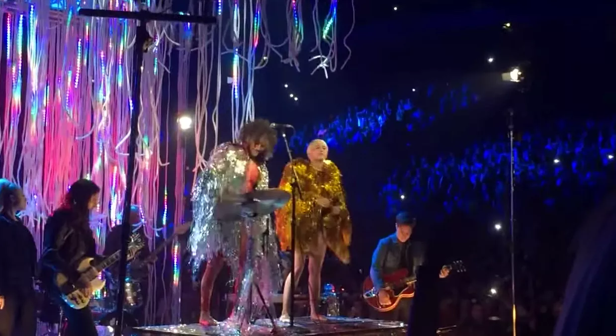 Se The Flaming Lips og Miley Cyrus covre The Beatles