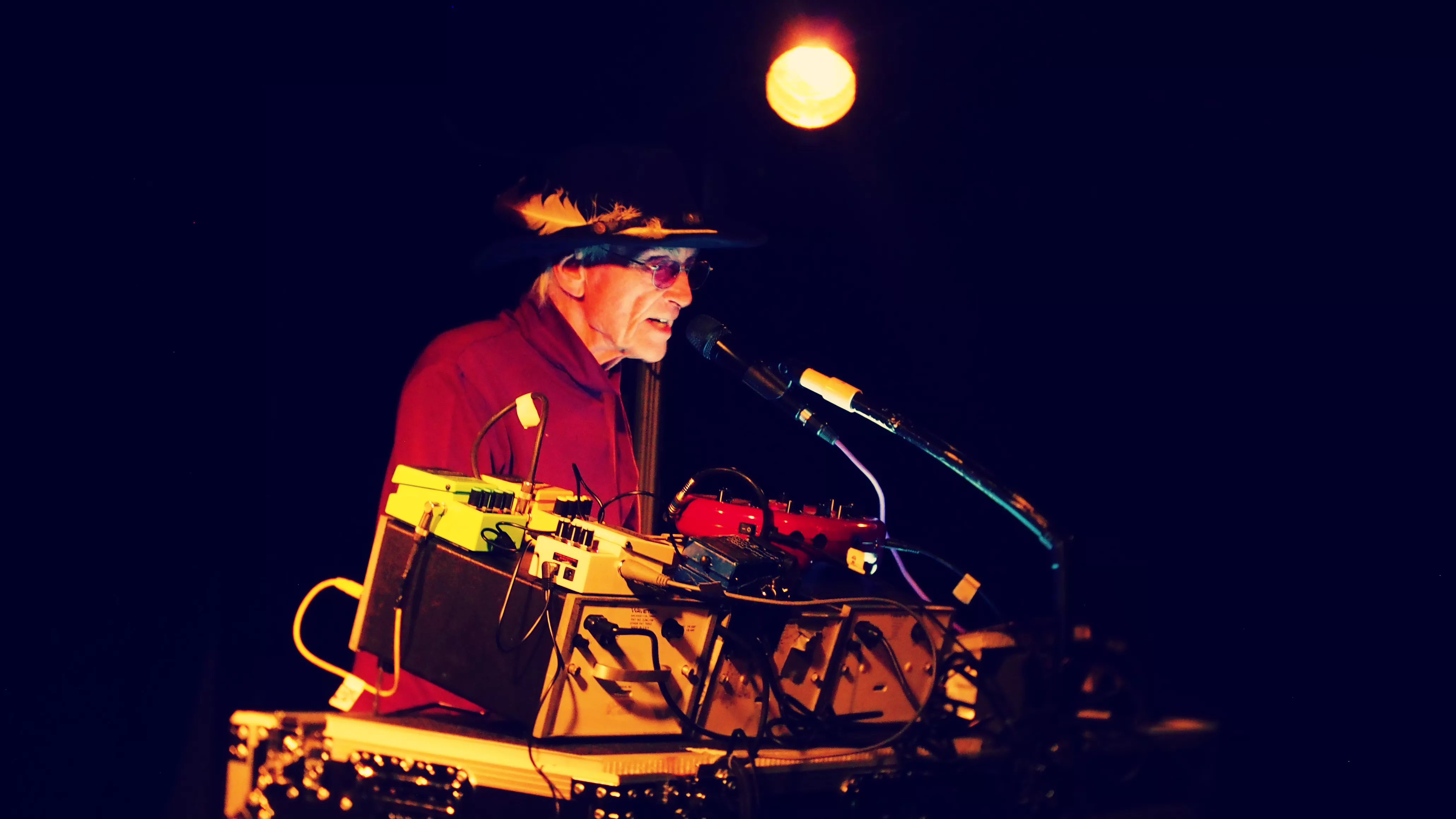 Retro-futuristiske (hyle)toner fra Mogens Amdi-lookalike