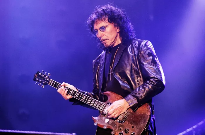 Tony Iommi arbejder på selvbiografi