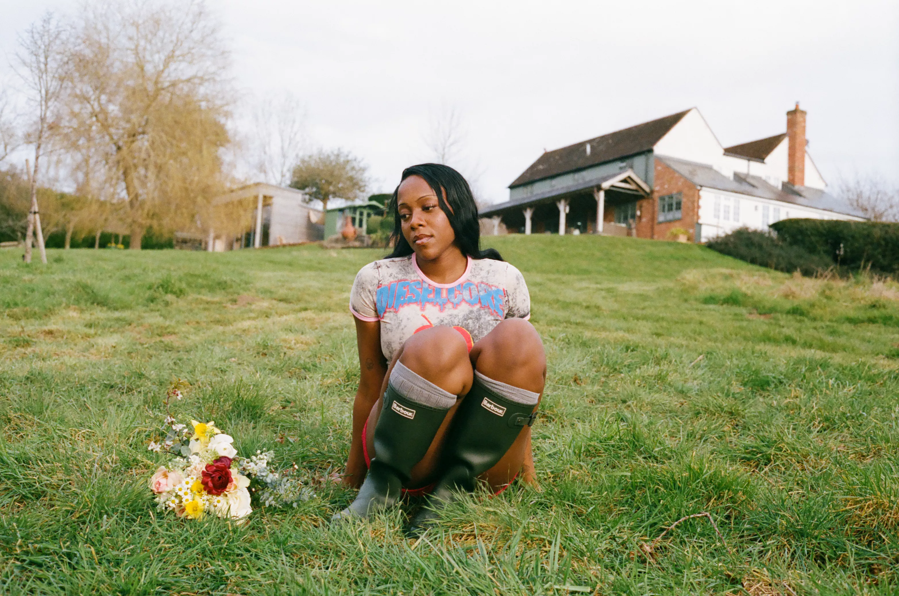 Den brittiska indieartisten Rachel Chinouriri släpper i dag EP:n "Little House".