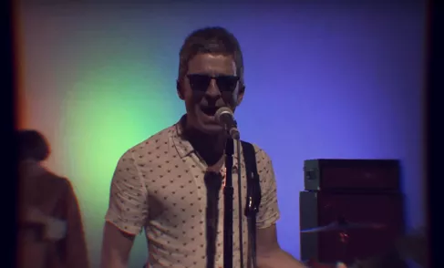 Gallagher forvandler sig til Ricky Martin på ny single