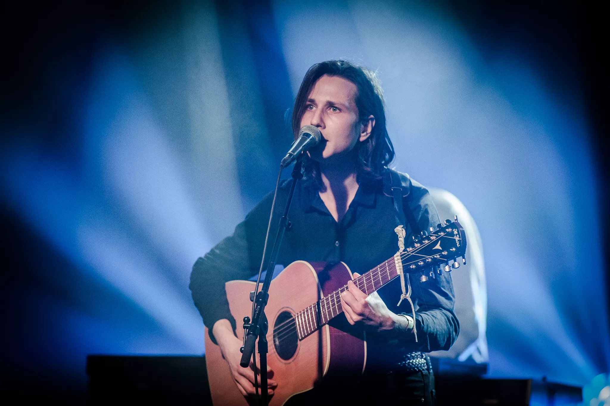Spot smider goth/industrial og et dansk navn på plakaten