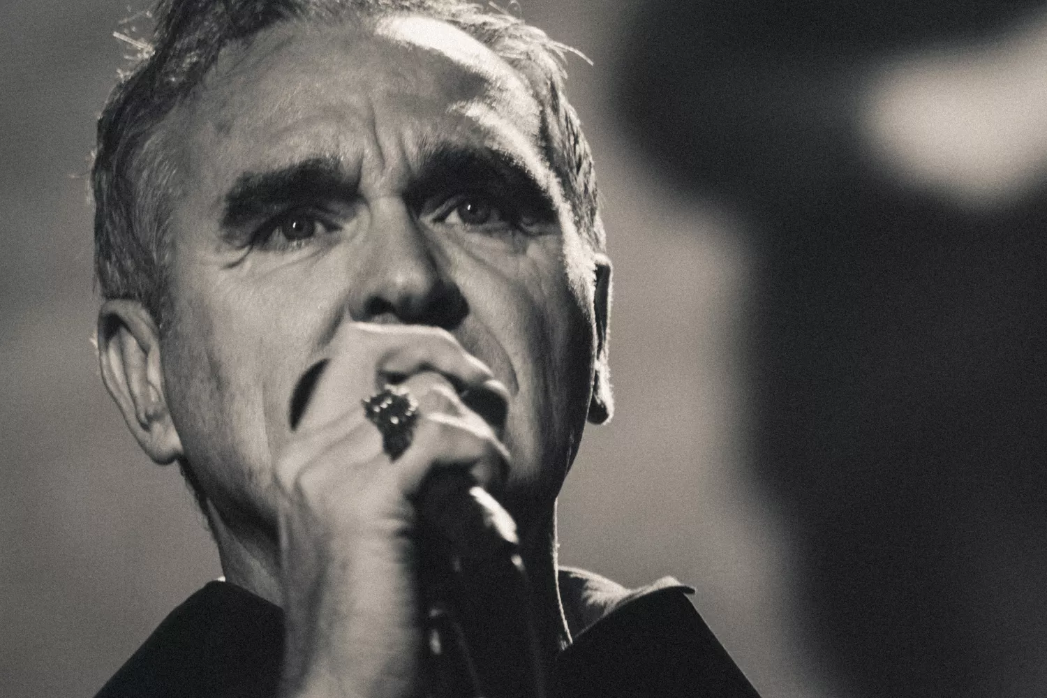 MEST LÄST: Morrissey bar högerpopulistisk pin under TV-framträdande