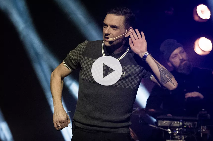 Video: Se dansende Simon Kvamm i underholdende optræden til GAFFA-Prisen 2016